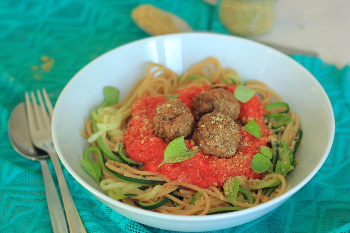 Super gemakkelijke Paprika Pastasaus + Vegan Parmezaanse kaas